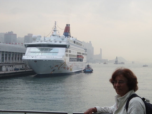 Cruiseboot in haven van Hong Kong